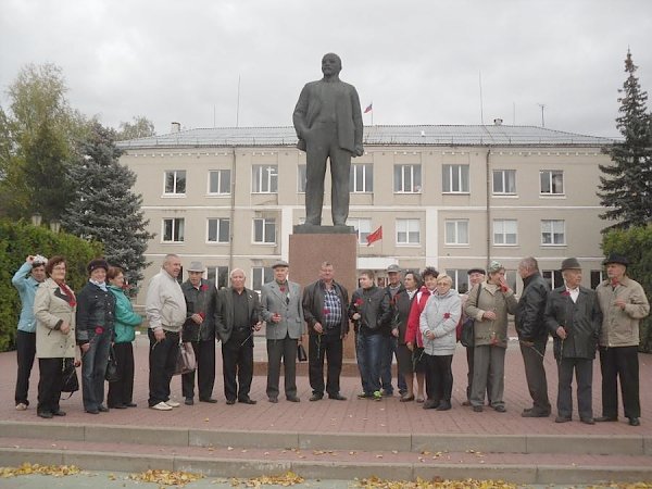 Комсомольцы и коммунисты Центрально-федерального округа Российской Федерации вышли в понедельник к памятникам Ленина в знак солидарности с харьковчанами против фашистской хунты и вандализма