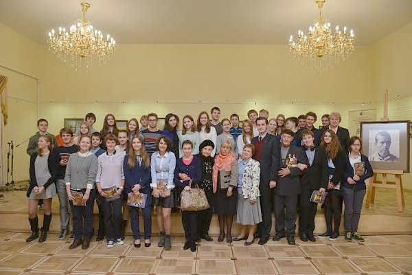 Московские комсомольцы организовали экскурсию для школьников в музей Николая Островского в 110-летнюю годовщину со дня рождения писателя