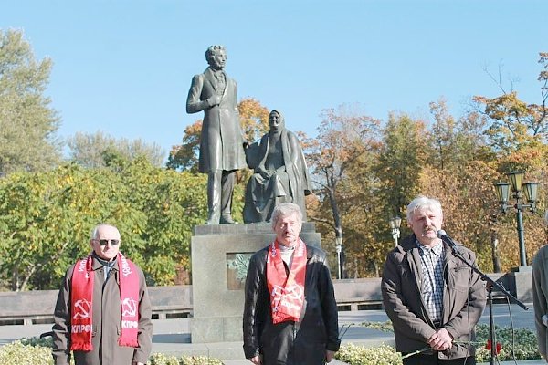 Псковские коммунисты провели митинг в память о защитниках советской Конституции