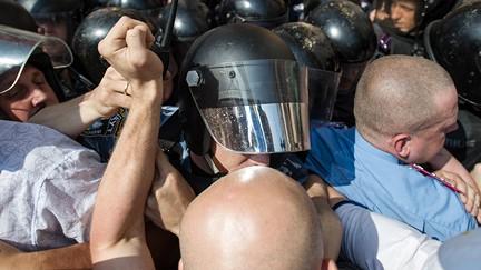 В центре Киева проходят столкновения между бывшими «беркутовцами» и активистами Майдана