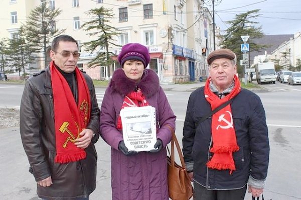Магаданские коммунисты провели серию пикетов в память о событиях октября 1993 года