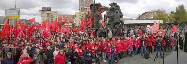 В Москве начался многотысячный митинг памяти защитников Дома Советов