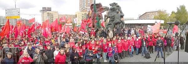 «Склоняем головы в память о мужественных защитниках Советской Конституции»