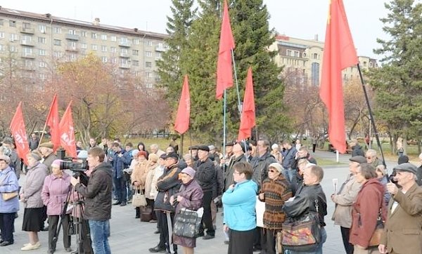 Новосибирск. Жители города почтили память защитников Верховного Совета