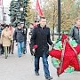 Коммунисты Челябинска возложили венок и алые гвоздики к Вечному огню в память о погибших защитниках Дома Советов