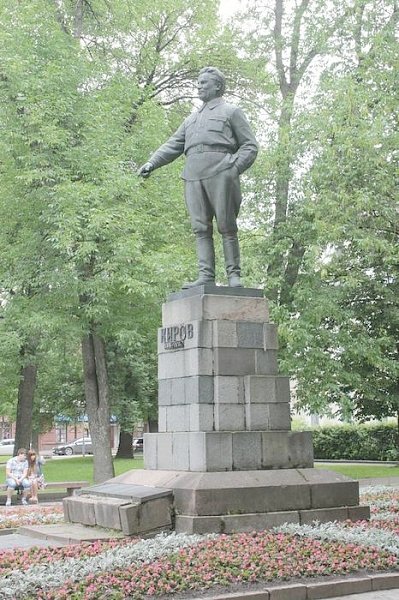 Псковские коммунисты взяли на себя обязательство привести в порядок памятник С.М. Кирову