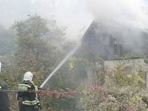 В центре Севастополя загорелся заброшенный дом