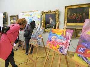 Открылась благотворительная выставка юной художницы-инвалида