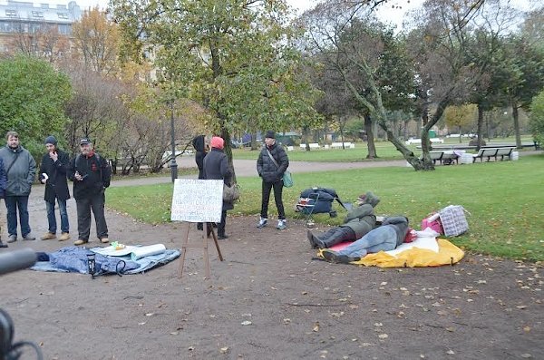 Санкт-Петербург. Троих участников акции протеста задержали у Смольного за попытку поставить палатку