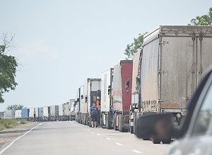 Украинские пограничники прекратили пропуск грузовиков в Крым