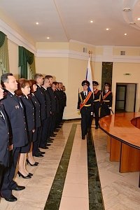 В МВД по Республике Крым состоялась церемония крепления полотнища нового знамени к древку