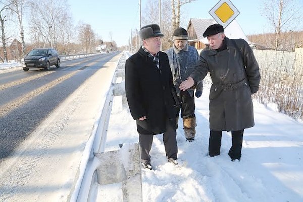 Ярославская область. Коммунист А.В. Воробьев помогает жителям деревни Анисимово