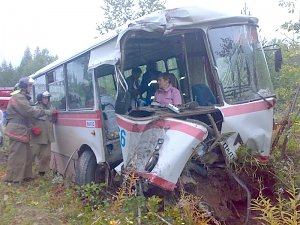 На трассе Симферополь-Алушта автобус врезался во впереди идущую машину