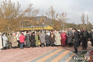 В Керчи к памятнику десантникам возложили цветы