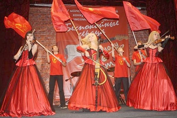 «И вновь продолжается бой». В Новосибирске прошёл IV фестиваль комсомольской песни «Беспокойные сердца»
