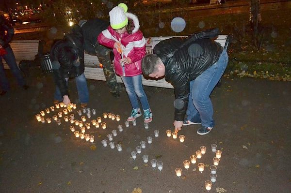 Ленинградские комсомольцы провели акцию памяти по погибшим 2 мая в одесском доме профсоюзов