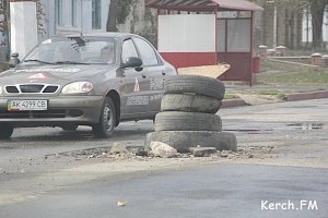 В Керчи засыпали яму на улице Чкалова, будут асфальтировать