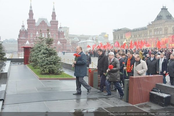 Г.А. Зюганов: «Единство - в уважении ко всей тысячелетней истории, к нашей великой Победе под Красным Знаменем Октября»