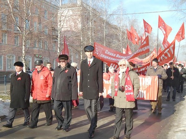 «Сражаемся за будущее!». Демонстрация и митинг барнаульских коммунистов