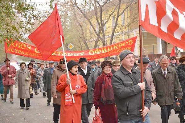 Во славу Великого Октября! Митинг и шествие в Астрахани