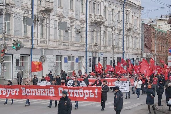 В Красноярске состоялись праздничное шествие и митинг, посвященные 97-й годовщине Великого Октября