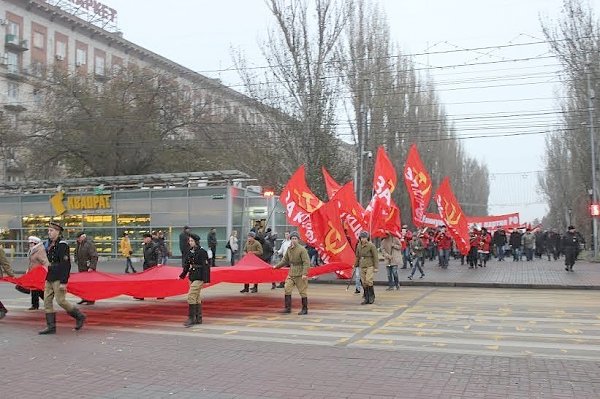Годовщину Великого Октября сталинградские коммунисты отметили у Вечного огня