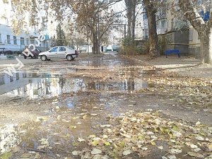 В Керчи в районе ЖЭУ 1 КП Аршинцево порыв водопровода