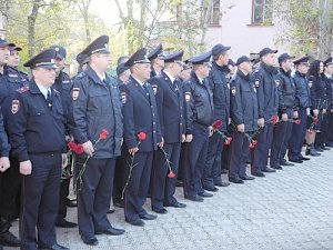 В Сакском ОВД почтили память погибших при исполнении служебного долга сотрудников