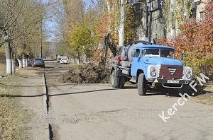 На Клинковского меняют сгнивший отрезок водовода