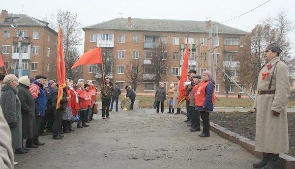 Шествиями, митингами и возложениями отметила Тульская область 97-летие Великого Октября