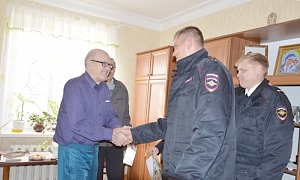 Керченские правоохранители поздравили ветеранов ОВД с профессиональным праздником