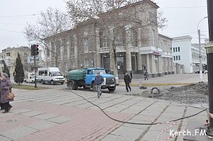 В центре Керчи порыв водовода напротив Кирова,5