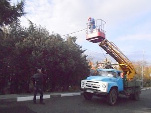 На двух улицах в Алуште начали устанавливать наружное освещение