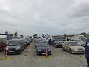 Очередь на закрытую из-за шторма переправу в Керчи составила сотни машин