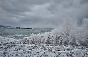 Движение паромов в Керчи остановили из-за шторма