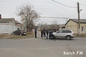 В Керчи столкнулись две иномарки, одна от удара врезалась в дом