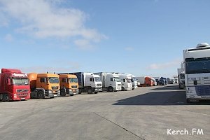 На Керченской переправе погрузки ожидают около 1200 грузовиков и 300 легковушек