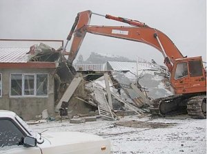 Власти Ялты решили убрать с Ай-Петри остатки снесенных шесть лет назад строений