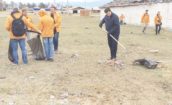 О.А. Лебедев принял участие в экологическом субботнике по очистке от мусора озера Байкал