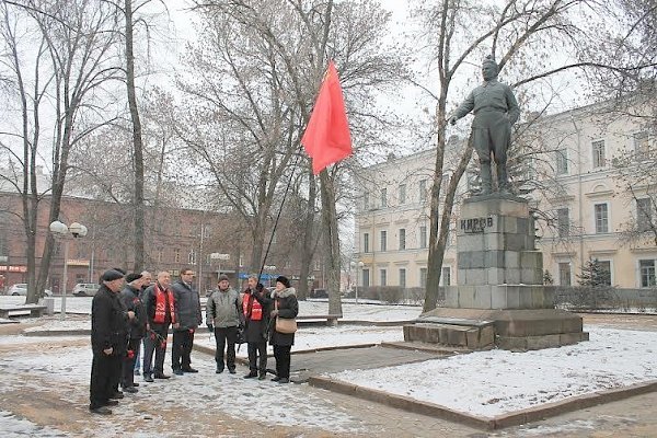 Псковские коммунисты возложили цветы к памятнику С.М. Кирову