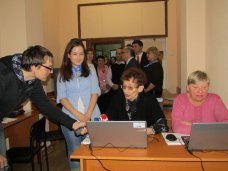 В рамках программы «Бабушка и дедушка онлайн» в Симферополе открыли первый центр компьютерной грамотности