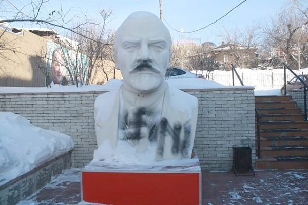 Вандалы изуродовали памятник Ленину в Новосибирске