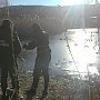Под Симферополем спасатели оказали помощь примерзшему ко льду лебедю