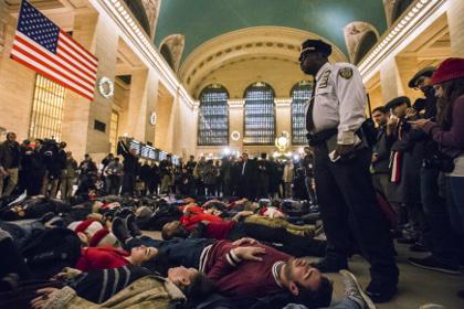 В Нью-йорке начались новые протесты после оправдания полицейского