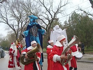 В Евпатории пройдёт новогоднее шествие Дедов Морозов и Снегурочек