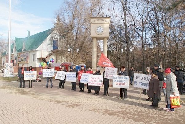 В городах Черкесске, Карачаевске и поселке Кавказский Карачаево-Черкесии состоялись пикеты в защиту экономических и социальных интересов народа, организованные КПРФ