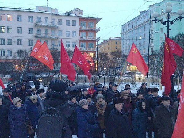 В полярной ночи есть место надежде. Мурманские коммунисты провели митинг в защиту экономических и социальных интересов народа