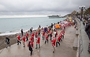 На «Мороз-Параде» в Ялте будут водить хороводы 365 Дедов Морозов