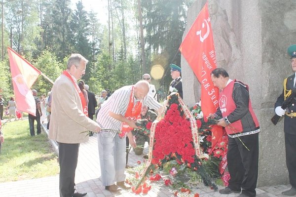 Псковские коммунисты свято чтут память Героев