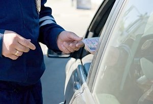 На водителя в Крыму завели дело за взятку полицейскому